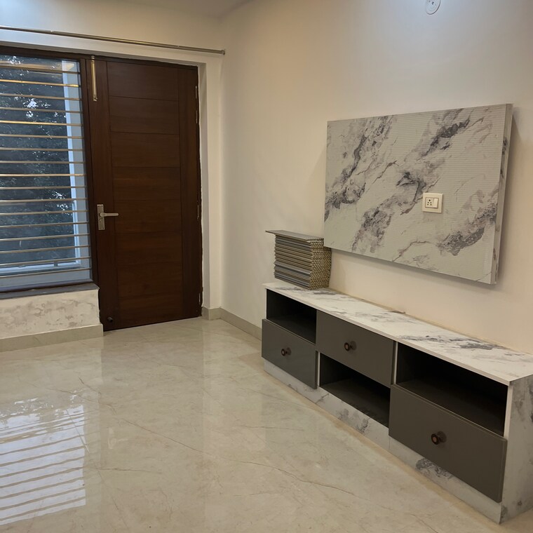 Room, parklands 4 Bedroom 324 Sq.Yd. Builder Floor In Sector 85 Faridabad 9353377