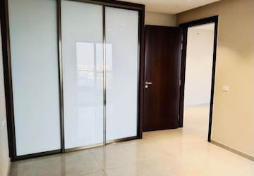 Room in 3.5 BHK Apartment at Sector 82 A – for Rent