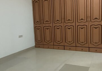 Room in 2 BHK Apartment at Hillslope CHS, Pali Hill – for Rent