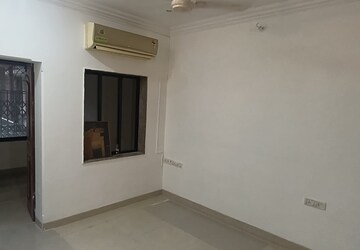 Room in 2 BHK Apartment at Hillslope CHS, Pali Hill – for Rent
