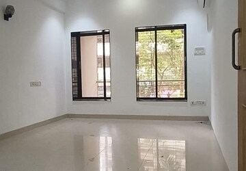 Room in 2 BHK Apartment at Hillslope CHS, Pali Hill – for Rent