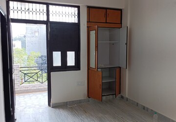 Room in 1 BHK Builder Floor at Vaishali Sector 4 – for Rent