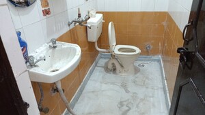 Bathroom in 1 BHK Builder Floor at Vaishali Sector 4 – for Rent
