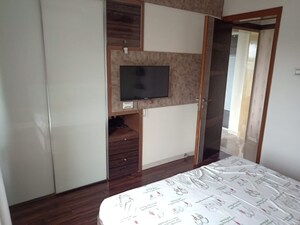 Room in 2.5 BHK Apartment at Neelkanth Greens, Manpada – for Rent