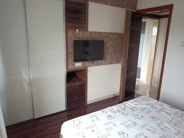 Room in 2.5 BHK Apartment at Neelkanth Greens, Manpada – for Rent