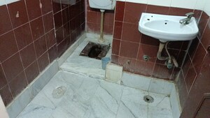 Bathroom in 1 BHK Builder Floor at Vaishali Sector 4 – for Rent