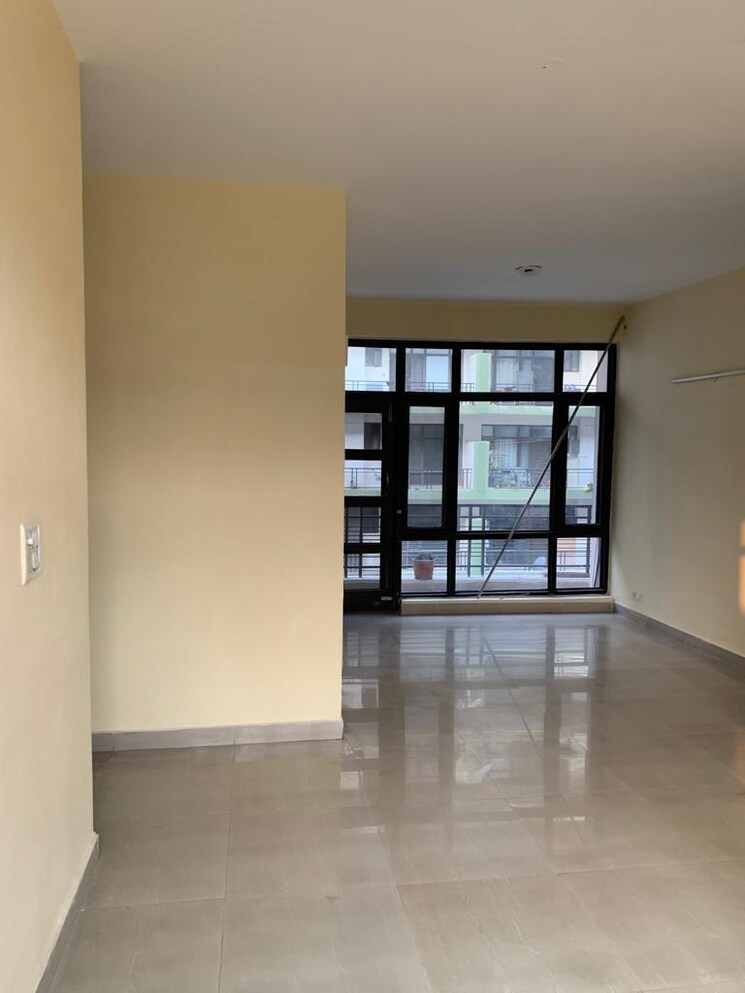 Room, vip road 3 Bedroom 1350 Sq.Ft. Apartment In Vip Road Zirakpur 9354232