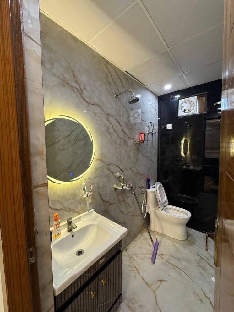 Bathroom, freedom fighters enclave 2 Bedroom 1000 Sq.Ft. Apartment In Freedom Fighters Enclave Delhi 9354295