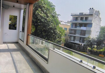 Balcony in 3 BHK Builder Floor at M3M Atrium, Sector 57 – for Rent