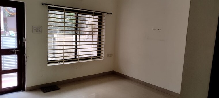 Room, vijay nagar 4 Bedroom 3500 Sq.Ft. Villa In Vijay Nagar Indore 9354487