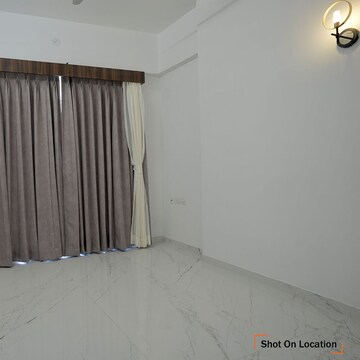 Room in 3 BHK Apartment at Tharwani Vedant Palacia, Khadakpada – for Sale