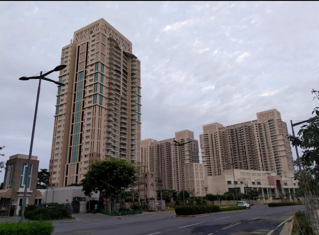 3 BHK + Servant Room Apartment For Sale in DLF Park Place