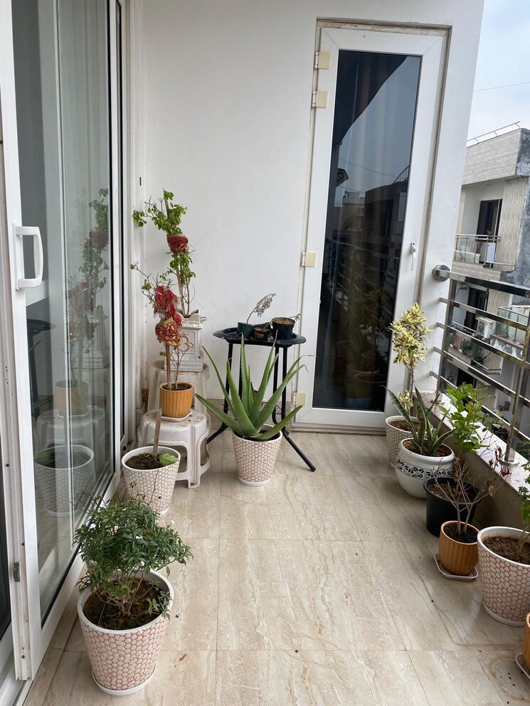 Balcony, vasant kunj 4 Bedroom 250 Sq.Yd. Builder Floor In Vasant Kunj Delhi 9355395