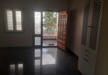 Room in 3 BHK Builder Floor at Nri Layout – for Rent