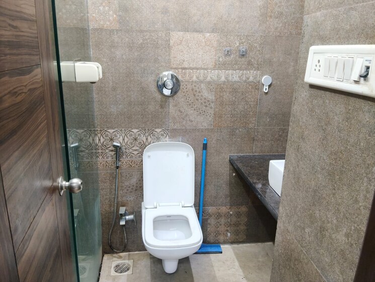 Bathroom, pr-woodwind 2 Bedroom 790 Sq.Ft. Apartment In Andheri East Mumbai 9355691