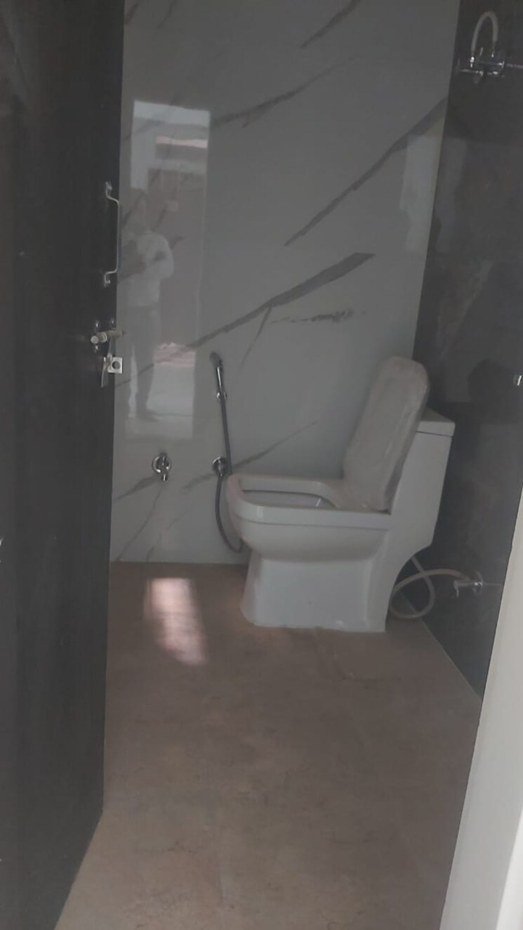 Bathroom, mayur vihar 2.5 Bedroom 850 Sq.Ft. Apartment In Mayur Vihar Delhi 9355750