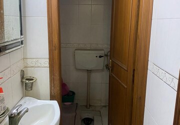 Bathroom in 2.5 BHK Apartment at Mayur Vihar – for Rent