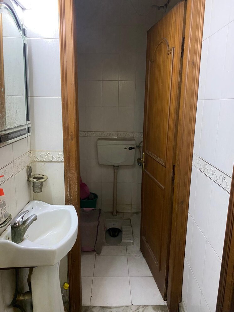 Bathroom, mayur vihar 2.5 Bedroom 850 Sq.Ft. Apartment In Mayur Vihar Delhi 9355750