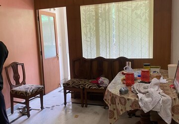 Living Room in 2.5 BHK Apartment at Mayur Vihar – for Rent