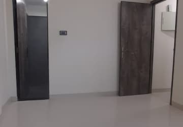 Room in 4 BHK Apartment at Oberoi Realty Park View, Kandivali East – for Sale