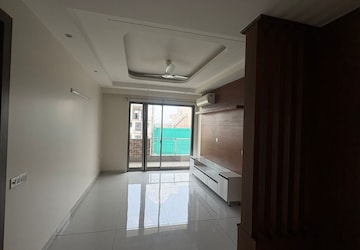 Room in 2.5 BHK Apartment at Pareena Micasa, Sector 68 – for Rent