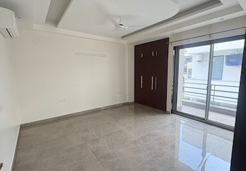 Room in 2.5 BHK Apartment at Pareena Micasa, Sector 68 – for Rent