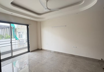 Room in 2.5 BHK Apartment at Pareena Micasa, Sector 68 – for Rent