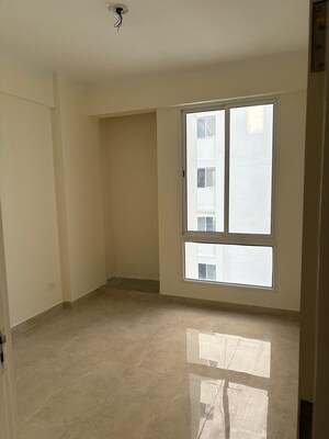 Room in 2.5 BHK Apartment at Eldeco Twin Towers, Iim Road – for Sale