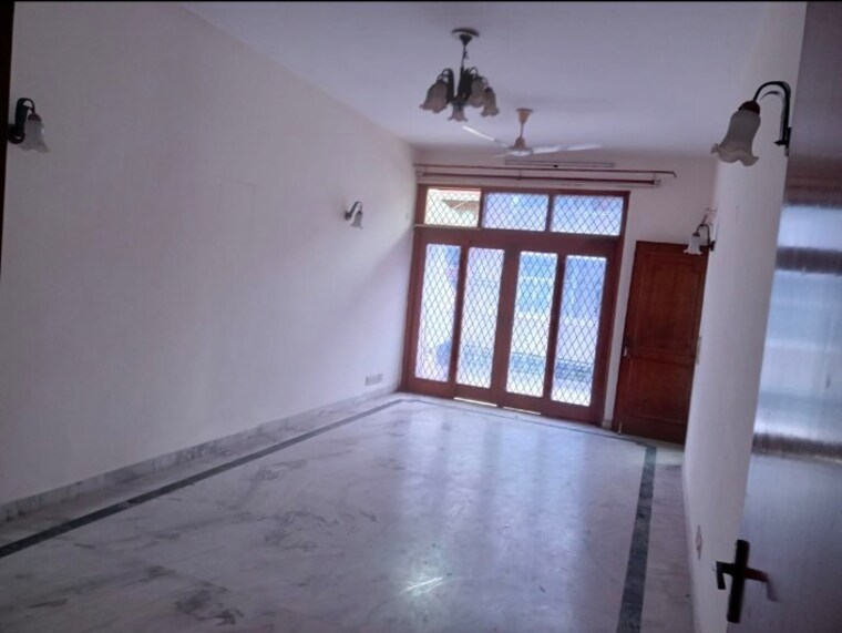 Room, greater kailash i 3 Bedroom 1800 Sq.Ft. Builder Floor In Greater Kailash I Delhi 9355900