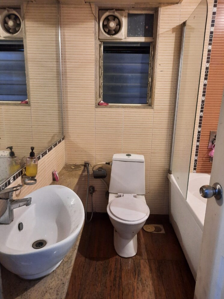 Bathroom, naiknavare-victoria-garden 3 Bedroom 1500 Sq.Ft. Apartment In Kalyani Nagar Pune 9356014