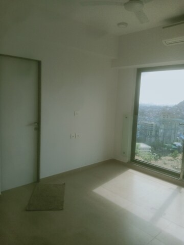 Room in 3 BHK Apartment at Kanakia Silicon Valley, Powai – for Rent
