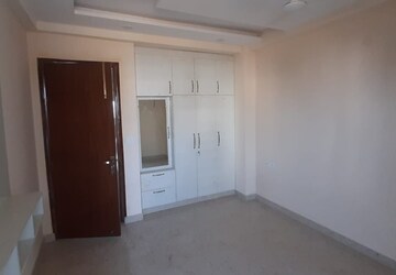 Room in 3 BHK Builder Floor at Fidato Honour Homes, Sector 89 – for Rent