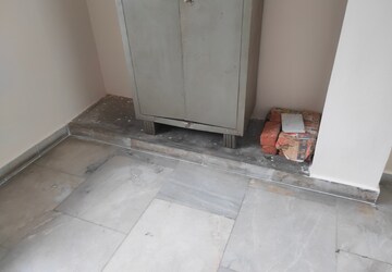 Room in 2 BHK Apartment at Windsor and Nova Society, Ahinsa Khand 2 – for Rent