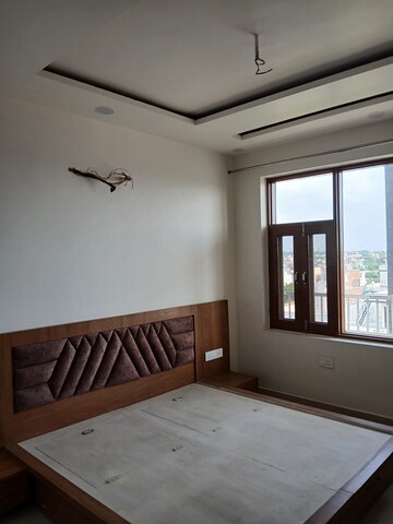 Room in 2 BHK Builder Floor at Sector 9 – for Rent