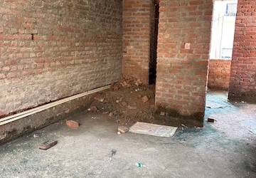 Room in 5 BHK Apartment at Sikka Karnam Greens, Sector 143b – for Sale