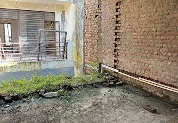 Room in 5 BHK Apartment at Sikka Karnam Greens, Sector 143b – for Sale