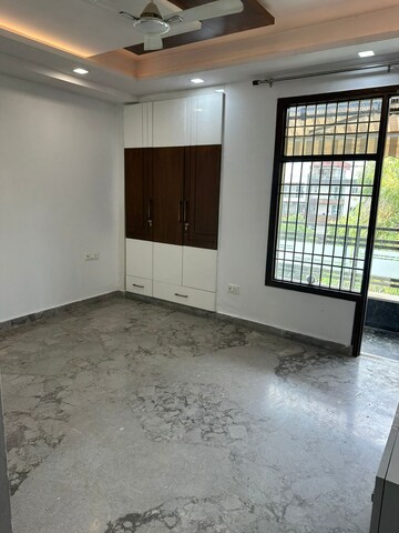 Room in 3 BHK Apartment at Triveni Apartments CGHS, Paschim Vihar – for Rent