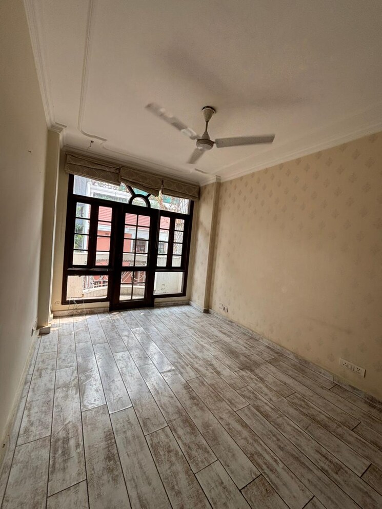 Room, greater kailash ii 3 Bedroom 200 Sq.Yd. Builder Floor In Greater Kailash ii Delhi 9356315