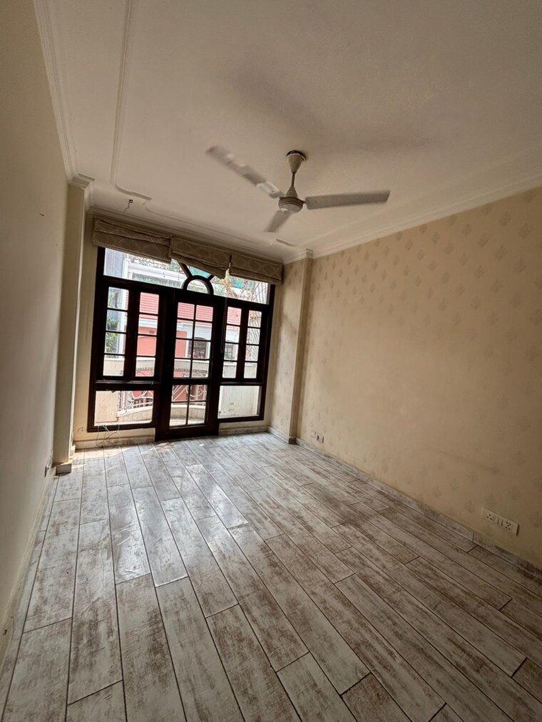 Room, greater kailash ii 3 Bedroom 200 Sq.Yd. Builder Floor In Greater Kailash ii Delhi 9356315