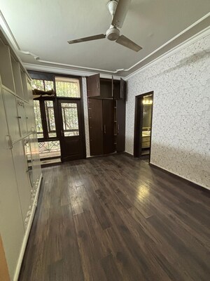 Room in 3 BHK Builder Floor at Greater Kailash ii – for Rent