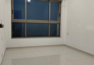 Room in 2 BHK Apartment at Kalpataru Paramount, Kapur Bawdi – for Rent