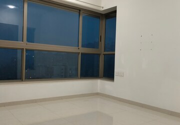 Room in 2 BHK Apartment at Kalpataru Paramount, Kapur Bawdi – for Rent