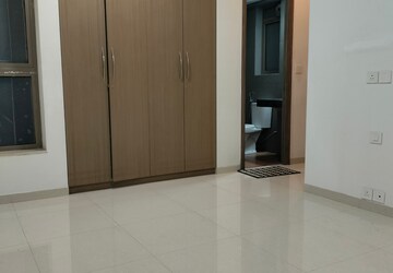 Room in 2 BHK Apartment at Kalpataru Paramount, Kapur Bawdi – for Rent