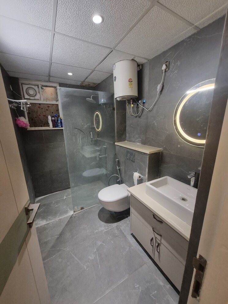 Bathroom, maya-green-lotus-saksham 3.5 Bedroom 2335 Sq.Ft. Apartment In International Airport Road Zirakpur 9356473