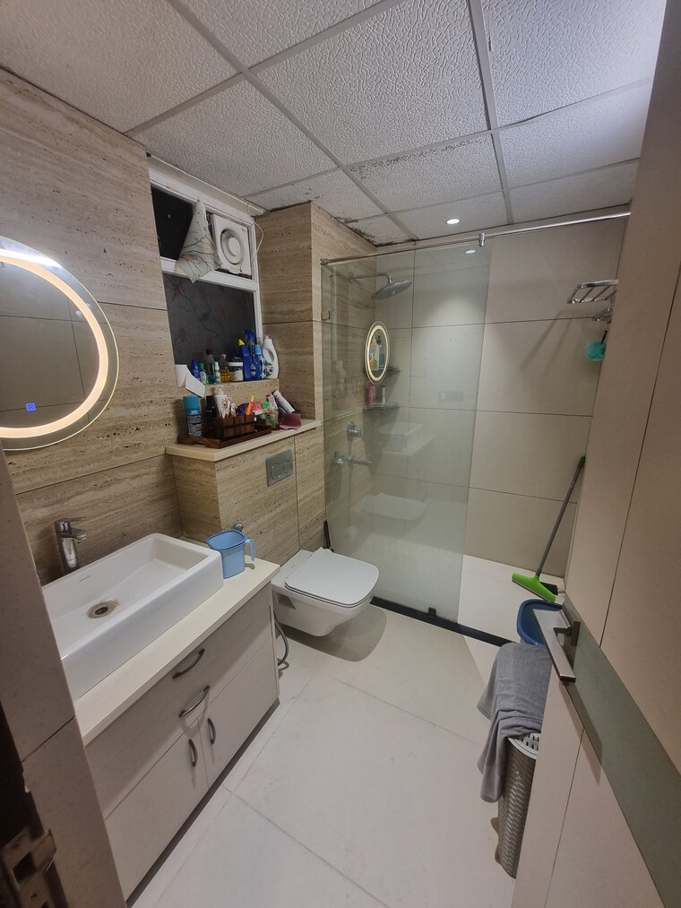 Bathroom, maya-green-lotus-saksham 3.5 Bedroom 2335 Sq.Ft. Apartment In International Airport Road Zirakpur 9356473