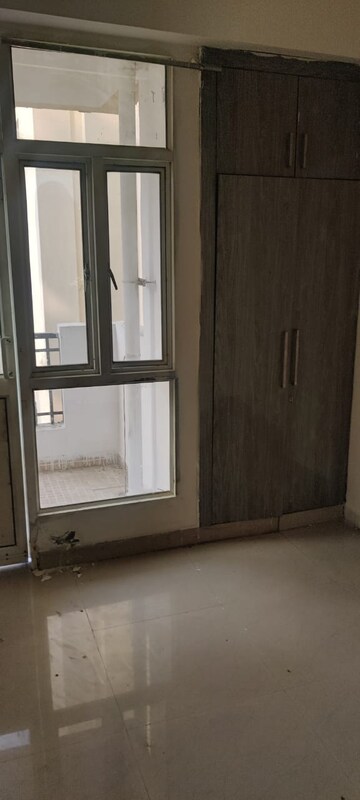 Room in 2 BHK Apartment at JM Florence, Tech Zone 4 Greater Noida – for Rent