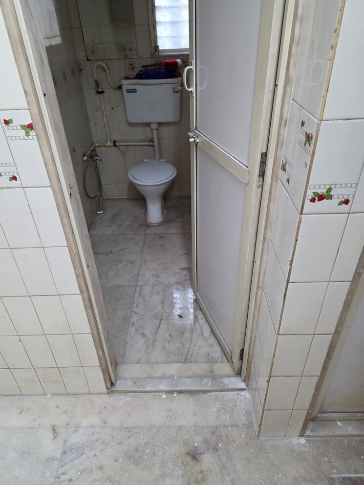 Bathroom, eff-jumbo-darshan-chs 1.5 Bedroom 450 Sq.Ft. Apartment In Andheri East Mumbai 9356549