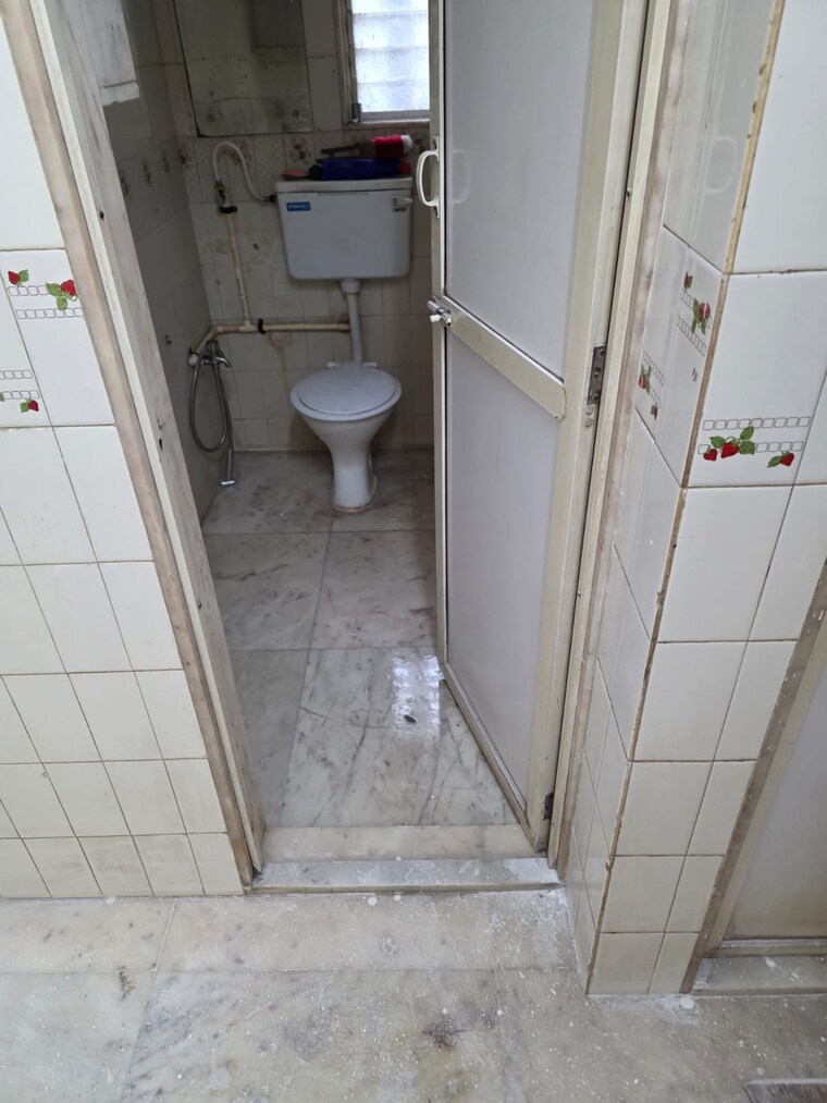 Bathroom, eff-jumbo-darshan-chs 1.5 Bedroom 450 Sq.Ft. Apartment In Andheri East Mumbai 9356549