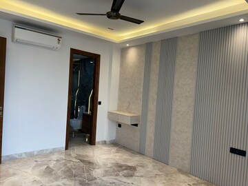 Room in 3 BHK Builder Floor at Sector 26 – for Rent