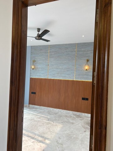 Room in 3 BHK Builder Floor at Sector 26 – for Rent